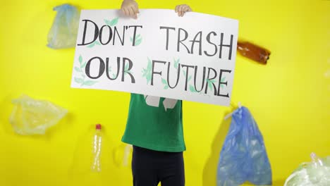 Aktivistin-Mit-Plakat-„Müll-Nicht-Unsere-Zukunft-Kaputt“.-Verringerung-Der-Naturverschmutzung.-Umwelt-Sparen
