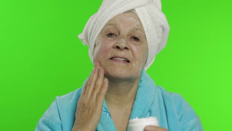 Ältere-Großmutter-Nach-Der-Dusche.-Alte-Frau-Trägt-Feuchtigkeitscreme-Auf-Das-Gesicht-Auf