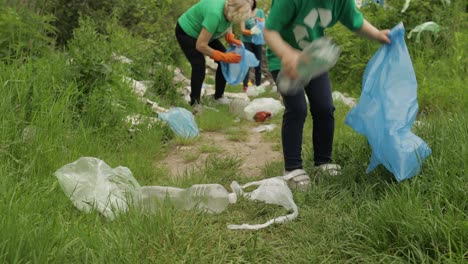 Equipo-De-Voluntarios-Limpiando-El-Parque-Sucio-Con-Bolsas-De-Plástico-Y-Botellas.-Reducir-La-Contaminación-Del-Celofán-De-La-Basura