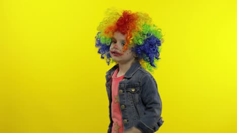 Kleiner-Kindermädchen-Clown-Mit-Bunter-Perücke,-Der-Alberne-Gesichter-Macht.-Spaß-Haben,-Lächeln,-Tanzen.-Halloween