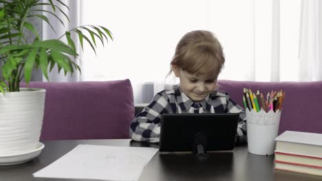 Mädchen-Lernt-Online-Hausaufgaben-Mit-Einem-Digitalen-Tablet-Computer.-Fernstudium