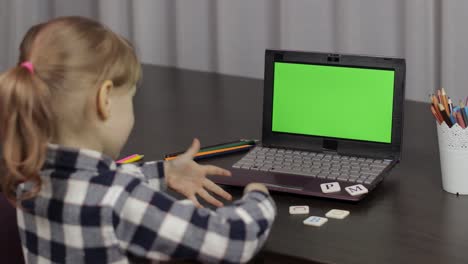Fernunterricht-Für-Kinder-Am-Laptop-Während-Des-Online-Unterrichts-Zu-Hause.-Grüner-Bildschirm