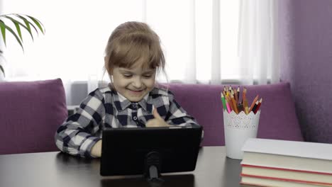Mädchen-Lernt-Online-Hausaufgaben-Mit-Einem-Digitalen-Tablet-Computer.-Fernstudium