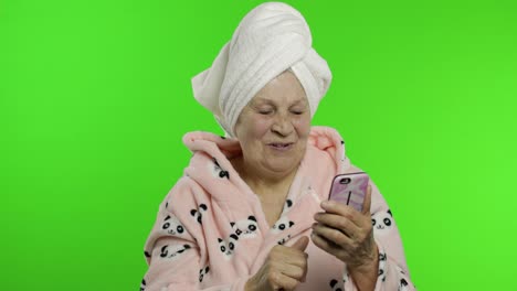 Abuela-Anciana-En-Bata-De-Baño.-Anciana-Usando-La-Aplicación-De-Redes-Sociales-En-El-Teléfono-Inteligente