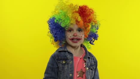 Kleines-Mädchen,-Clown-Mit-Bunter-Perücke,-Macht-Alberne-Gesichter,-Singt,-Lächelt,-Tanzt.-Halloween