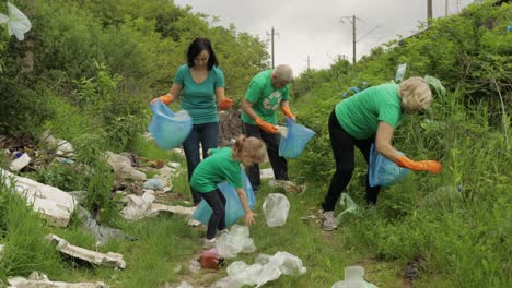 Equipo-De-Activistas-De-La-Naturaleza-Con-Camisetas-Ecológicas-Recogiendo-Basura-Plástica-En-El-Parque.-Reciclar,-Contaminación-De-La-Tierra