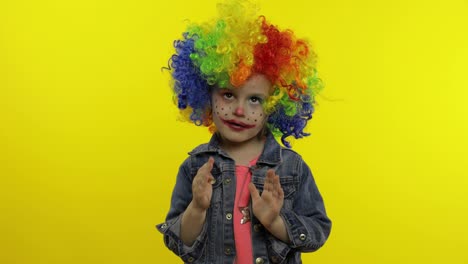 Child-girl-clown-in-wig-making-silly-faces.-Having-fun,-shows-the-movements-of-mime.-Halloween