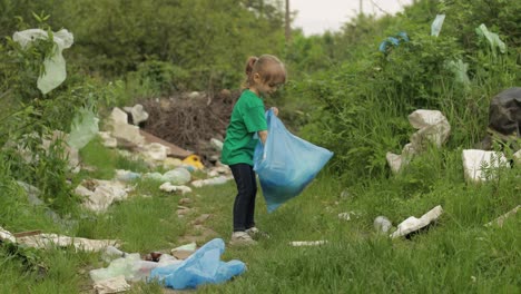 Freiwilliges-Mädchen-Räumt-Schmutzigen-Park-Von-Plastiktüten-Und-Flaschen-Auf.-Reduzieren-Sie-Die-Verschmutzung-Der-Natur-Durch-Müll