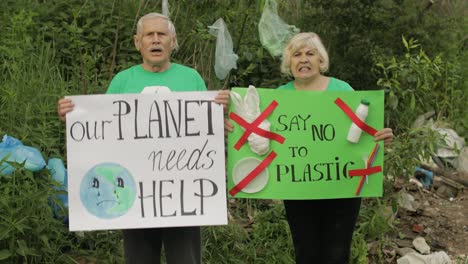 Ältere-Freiwillige-Mit-Protestplakaten:-Unser-Planet-Braucht-Hilfe,-Sagen-Sie-Nein-Zu-Plastik.-Naturverschmutzung