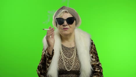 ältere,-Stilvolle,-Trendige-Großmutter.-Kaukasische-Frau-Raucht-Zigarette.-Chroma-Key