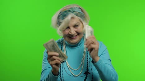 Abuela-Anciana.-Mujer-Caucásica-Con-Billetes-De-Dinero-Celebra,-Sonriendo