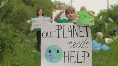 Eine-Freiwillige-Helferin-Hält-Ein-Protestplakat.-Unser-Planet-Braucht-Hilfe.-Plastikverschmutzung-In-Der-Natur.-Recyceln