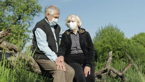 Älteres-Paar-In-Medizinischen-Masken-Während-Der-Covid-19-Coronavirus-Quarantäne-Im-Park