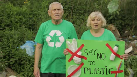 Ältere-Freiwillige-Mit-Protestplakat-Sagen-Nein-Zu-Plastik.-Naturverschmutzung.-Müll-Recyceln