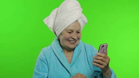Abuela-Anciana-En-Bata-De-Baño.-Anciana-Usando-Teléfono-Móvil-Para-Videollamada