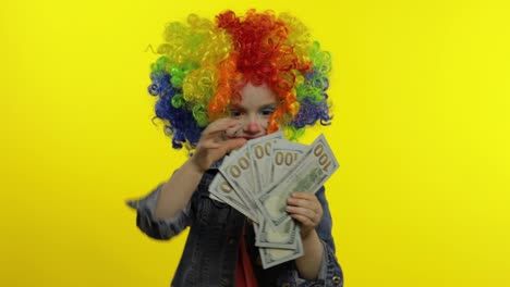 Kleines-Mädchen,-Clown-Mit-Perücke,-Macht-Alberne-Gesichter-Und-Hat-Spaß-Mit-Geldscheinen,-Dollar-Bargeld