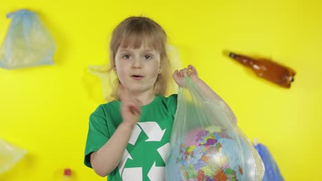 Aktivistin-Mit-Erdkugel-In-Plastikverpackung.-Reduzieren-Sie-Die-Müllverschmutzung.-Ökologie-Umwelt-Retten