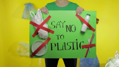 Mujer-Irreconocible-Sosteniendo-Un-Cartel-De-Protesta-Diciendo-No-Al-Plástico.-Contaminación-Plástica-Del-Medio-Ambiente