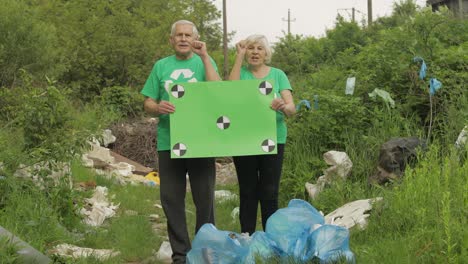 Senior-Freiwilligenteam-Hält-Protestierendes-Chroma-Key-Plakat.-Reduzieren-Sie-Die-Plastikverschmutzung-Durch-Naturmüll
