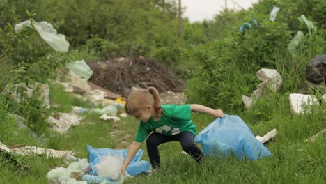Chica-Voluntaria-Limpiando-El-Parque-Sucio-Con-Bolsas-De-Plástico-Y-Botellas.-Reducir-La-Contaminación-De-La-Naturaleza-De-La-Basura