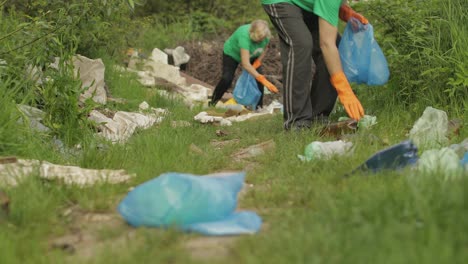 Equipo-De-Activistas-De-La-Naturaleza-Con-Camisetas-Ecológicas-Recogiendo-Basura-Plástica-En-El-Parque.-Reciclar,-Contaminación-De-La-Tierra