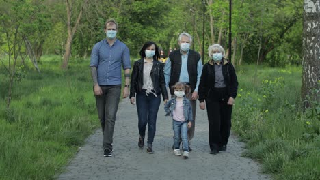 Große-Familie-Im-Park-Nimmt-Nach-Ende-Der-Coronavirus-Quarantäne-Medizinische-Masken-Ab