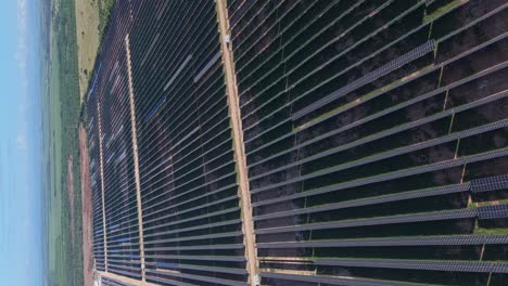 Vertikale-Vogelperspektiveaufnahme-Eines-Kraftwerks-Mit-Sonnenkollektoren-In-Der-Malerischen-Gegend-Von-La-Romana-An-Einem-Sonnigen-Tag