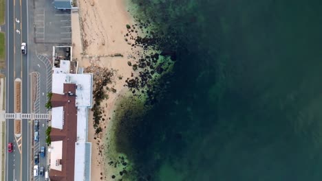 Eine-Luftaufnahme-Von-Oben-über-Die-Grundstücke-Am-Wasser-Und-Den-Strand-Des-Long-Island-Sound-In-Greenport,-New-York-An-Einem-Sonnigen-Tag