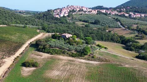 village-house-landscape,-Fall-Tuscany-Italy