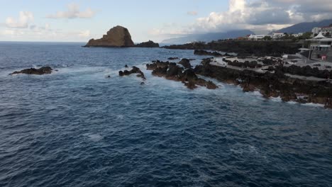 Vulkanbecken-Von-Porto-Moniz-Auf-Madeira,-Portugal.-Aufnahmen-Mit-Drohnen-Von-Klippen,-Meer,-Natürlichen-Badestellen-Und-Häusern,-Gefilmt-Bei-Sonnenuntergang