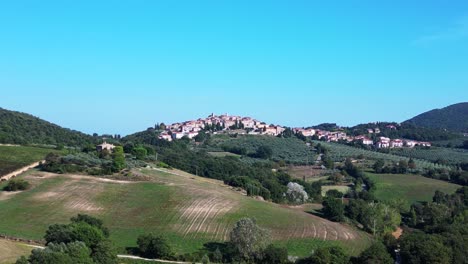 Paisaje-De-Pueblo-Meditativo,-Otoño-Toscana-Italia