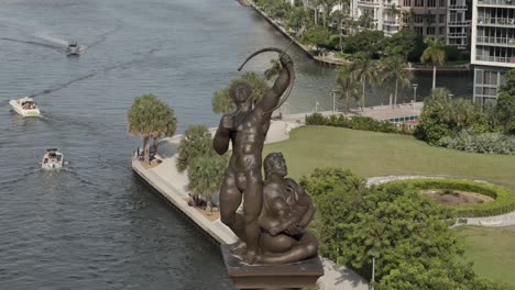 Estatua-En-La-Entrada-Del-Río-Te-Miami-En-Florida