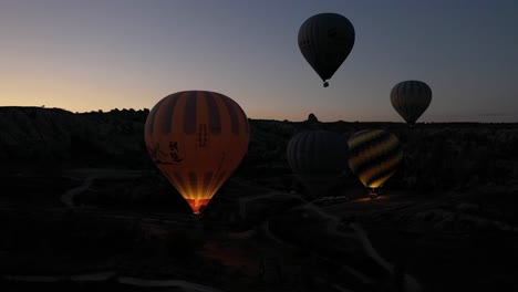 Luftaufnahme-Der-Türkei-In-Kappadokien,-Heißluftballon-Drohnenkamera,-Die-Sich-Von-Vorne-Nach-Hinten-Bewegt,-Wo-Die-Ballons-Fliegen