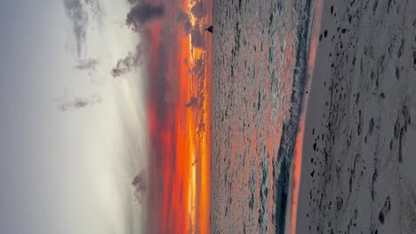 Impresionante-Puesta-De-Sol-De-Playa-De-Color-Naranja-Intenso-Y-Rojo-Intenso:-Malahini-Kuda-Bandos,-Maldivas