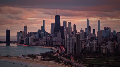 Luftaufnahme-Von-Chicago-Mit-Viel-Verkehr-Und-Dramatischen-Wolken