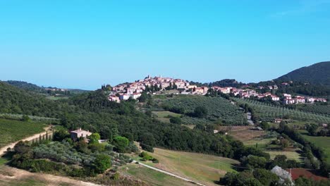 mountain-village-meditative-cloudless-landscape,-Fall-Tuscany-Italy