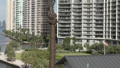 Estatua-De-La-Entrada-Del-Río-Miami-En-Miami