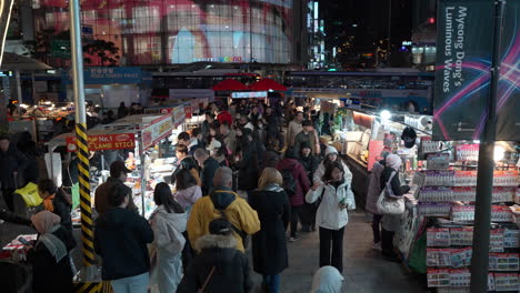 Blick-Auf-Die-Nächtliche-Straße-In-Der-Myeongdong-Fußgängerzone