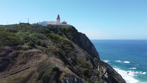 Leuchtturm-In-Portugal,-Cabo-Da-Roca,-Atlantik,-Drohnen-4K-Ansicht,-Landschaftlich