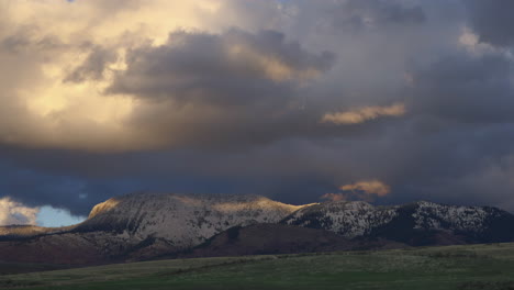 Murky-Clouds-Passing-Over-Mountains-At-Sunset.-Timelapse