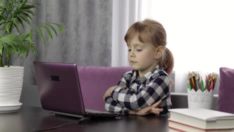 Chica-Haciendo-La-Tarea-En-Línea-Usando-Una-Computadora-Portátil-Digital.-Educación-A-Distancia