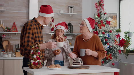 Großeltern-Genießen-Es,-Zeit-Mit-Ihrem-Enkelkind-Zu-Verbringen-Und-Die-Weihnachtszeit-Zu-Feiern