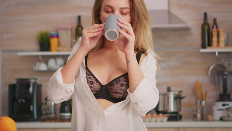 Porträt-Einer-Sexy-Frau,-Die-Kaffee-Trinkt