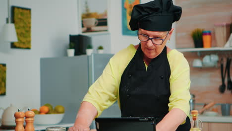 Mujer-Chef-Usando-Tableta-En-La-Cocina