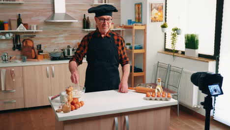 Mann-Nimmt-Einen-Kulinarischen-Videoblog-Auf