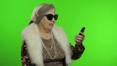 La-Anciana-Abuela-Caucásica-Usa-Un-Teléfono-Inteligente-Para-Hablar-Por-Videollamada.-Clave-De-Croma