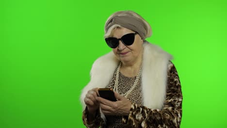 Ältere-Kaukasische-Großmutter,-Die-Ihr-Smartphone-Zum-Einkaufen-Nutzt.-Chroma-Key