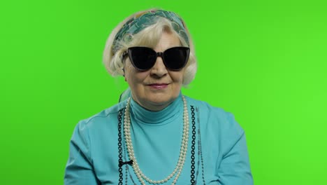 Abuela-Anciana-Y-Elegante.-Mujer-Caucásica-Posando-Sobre-Fondo-De-Croma-Clave