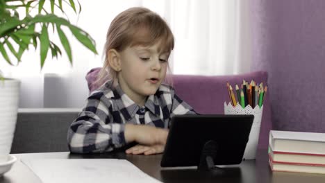 Mädchen-Macht-Online-Hausaufgaben-Mit-Einem-Digitalen-Tablet-Computer.-Fernstudium