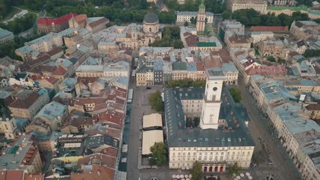 Luftdrohnenvideo-Der-Europäischen-Stadt-Lemberg,-Ukraine.-Rynok-Platz,-Zentrales-Rathaus,-Dominikanerkirche